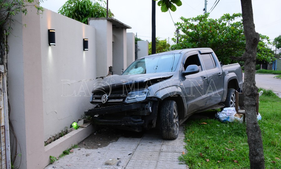 Un hombre en estado de ebriedad chocó su camioneta contra una muralla; intentó  fugarse y fue detenido - Diario La Mañana